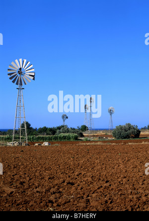 Bewässerung-Windmühlen, die Wasserpumpen für Ackerland in Zypern Stockfoto