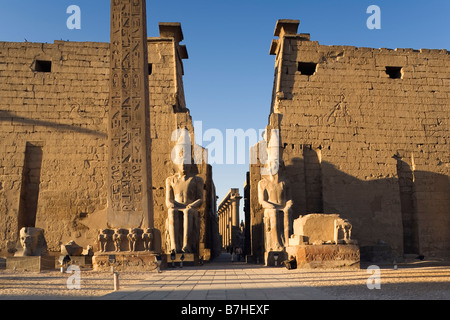 Luxor-Tempel, Luxor, Ägypten. Ersten Pylon mit Obelisk und Kolosse von Ramses II Stockfoto