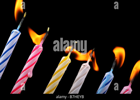 gestreifte Geburtstagskerzen ausgeblasen werden hintereinander Stockfoto