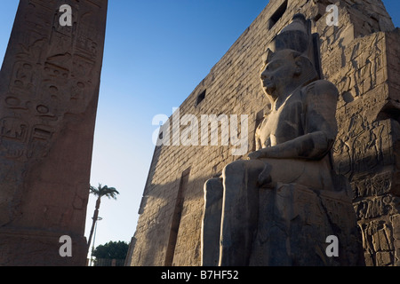 Luxor-Tempel, Luxor, Ägypten. Ersten Pylon mit Obelisk und Koloss des Ramses II Stockfoto