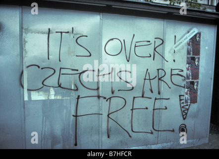 Slogan gemalt auf einer Wartehalle im Wenceslas Square-Prag nur nach der samtenen Revolution 1989 Stockfoto