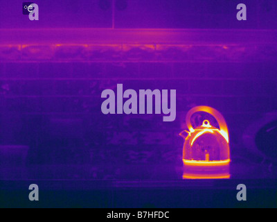 Infrarot-Bild der Wasserkocher in der Küche zeigt Wärmeverlust Stockfoto
