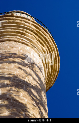 Hala Sultan Tekkesi Moschee Details der Minarett mit schönen Baum Schatten über blauen Himmel in der Nähe von Larnaca, Zypern Stockfoto