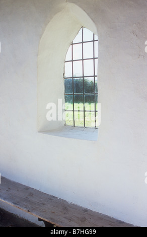 Innenansicht der kleinen Raum oder Halle mit normalen Wände Quadrat Lobby oder Veranda verbleit gewölbtes Fenster und einfache Holzbank Stockfoto