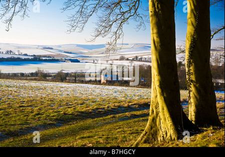 Einen sonnigen verschneiten Landschaftsblick oder eine Filmszene auf Overton Hill in der Nähe von Marlborough Wiltshire England UK Stockfoto