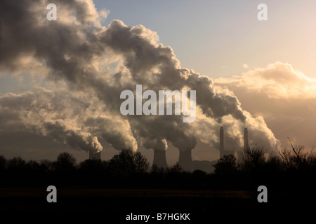 Dampf steigt aus einem Kohle abgefeuert Kraftwerk an einem kalten Wintertag. Stockfoto