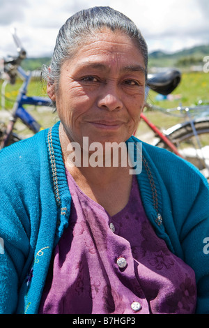 Guatemaltekischen Frau Posen vor einer Kirche in San Nicolas, Western Highlands, Guatemala Stockfoto