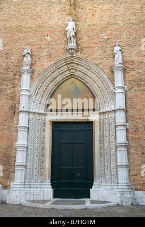 Tür der Parrocchia Santa Maria Gloriosa dei Frari Kirche in Venedig Italien Europa Stockfoto