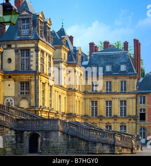 Hufeisen-Treppe mit Königin-Mütter und Papst Flügel Chateau de Fontainebleau Frankreich Stockfoto