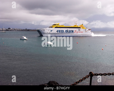 High-Speed-Autofähre "Bocayna Express" Ankunft in Playa Blanca Lanzarote von Corralejo Fuerteventura Stockfoto