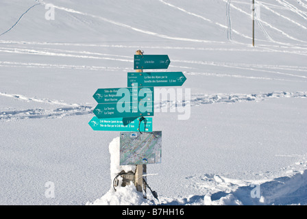 Zeichen-post für Langlaufloipen im Tête de Ran Skigebiet der Schweiz. Charles Lupica Stockfoto