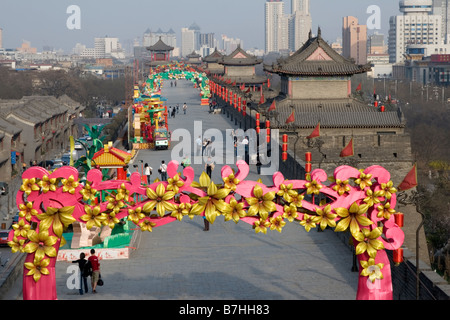 Touristen, die ein Spaziergang auf der Stadtmauer umkreist, die Xian in China. Stockfoto