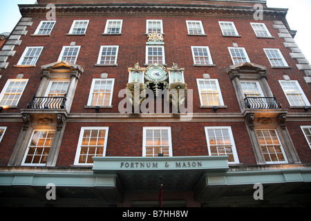 Außenansicht des Kaufhauses Fortnum & Mason, Piccadilly, London - berühmter Luxushändler mit kunstvoller Uhr und historischer Fassade. Stockfoto