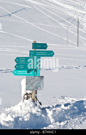 Zeichen für Langlaufloipen im Tête de Ran Skigebiet der Schweiz buchen Stockfoto