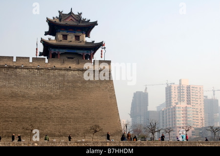 Verzierten Türmchen an einer Ecke der Stadtmauer, die Xian in China umkreist. Stockfoto