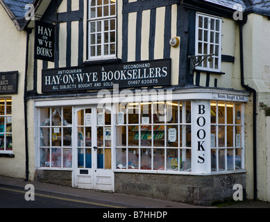 Hay on Wye in Wales grenzt an gebrauchten Buch und Antik Zentrum des Interesses Straße mit Geschäften und Zeichen Stockfoto