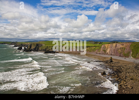 Ballydowane Bucht auf der Kupfer-Küste, in der Nähe von Bunmahon, Grafschaft Waterford, Irland Stockfoto