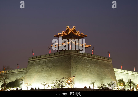 Verzierten Türmchen an einer Ecke der Stadtmauer, die Xian in China umkreist. Stockfoto