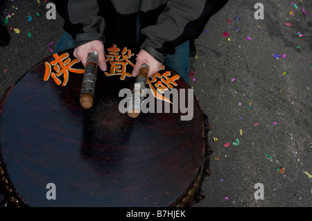 New York NY 26. Januar 2009 Mann schlägt eine chinesische Trommel wie Chinatown Gemeinschaft lunar New Year markiert Stockfoto