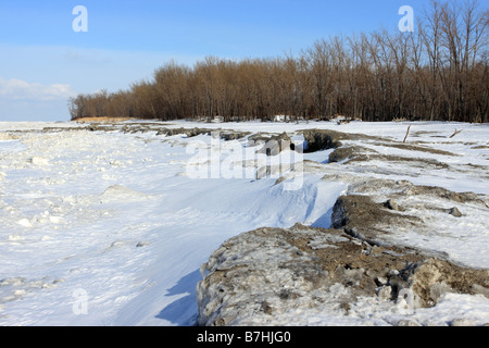 Der Januar erodiert Küstenlinie entlang Presque Isle auf dem Eriesee.  Die Eis-Dünen gebildet spät, so dass den Strand zu erodieren. Stockfoto