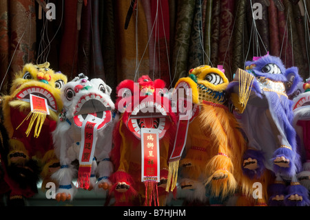 Kleinen Multi farbige Löwen Puppen s hängen an einem Souvenir-Stand an der Mott Street in Chinatown Stockfoto