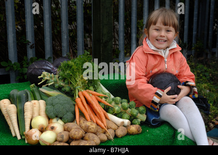 Kind mit einer Vielzahl von Gartengemüse Stockfoto