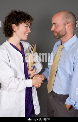 Docter und Patient Händeschütteln Stockfoto