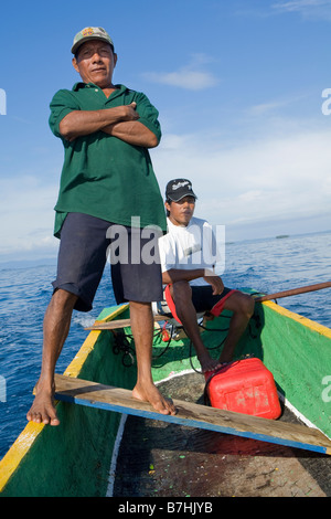 Zwei Männer der Kuna Yala auf eine Cayuko ausgegraben Kanu Transport einheimische und Besucher durch die San Blas Insel, Panama Stockfoto