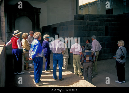 Touristen, Guide, geführte Tour, Tour Gruppe, Elder reisen, Innenhof, Santo Domingo Kirche und Kloster, Cuzco, Cusco Region, Peru, Südamerika Stockfoto