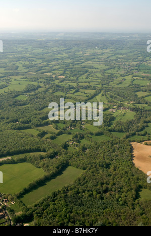 Blick vom Flugzeug über grüne Wiesen und Wälder, England Stockfoto