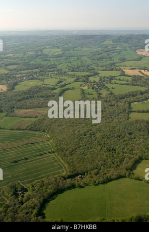 Blick vom Flugzeug über grüne Wiesen und Wälder, England Stockfoto