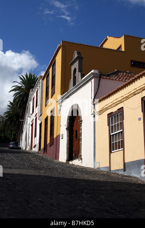 DIE KLEINE DORFKIRCHE BEFINDET SICH ZWISCHEN HÄUSERN IN SAN ANDRES AUF DER KANARISCHEN INSEL LA PALMA Stockfoto