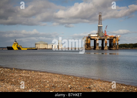 Ölplattform Ozean Nomad geschleppt durch den Cromarty Firth auf dem Weg nach Invergordon Schottland Stockfoto