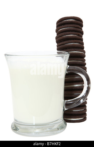 Gefüllt mit cremigen Vanille Zuckerguss gestapelt neben ein Glas Milch-Schokolade Sandwich-Plätzchen Stockfoto
