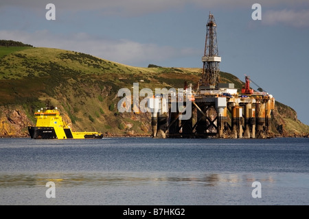 Ölplattform Ozean Nomad geschleppt durch den Cromarty Firth auf dem Weg nach Invergordon Schottland Stockfoto