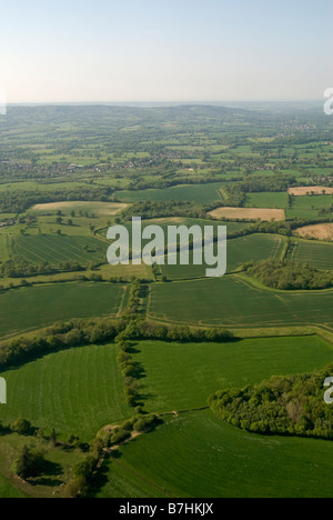 Blick vom Flugzeug über grüne Wiesen und Wälder, England Stockfoto