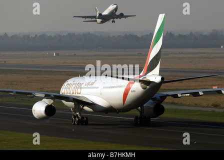 Emirate Airways Airbus A330-200 zivile Verkehrsflugzeug und Lufthansa Boeing 737, Flughafen Düsseldorf, Deutschland. Stockfoto