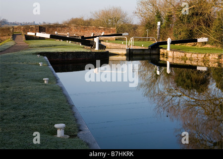 Die unteren Sperre des Fluges Caen Hill auf der Kennet und Avon Kanal in der Nähe von Devizes in Wiltshire England Stockfoto