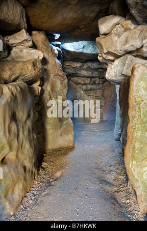 Ein Blick ins Innere der West Kennet Longbarrow Blick in die Grabkammer Ende in der Nähe von Marlborough, Wiltshire Stockfoto