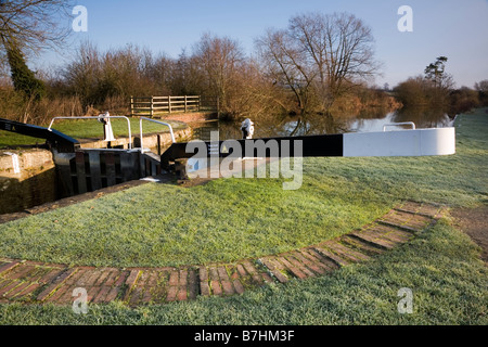 Die unteren Sperre des Fluges Caen Hill auf der Kennet und Avon Kanal in der Nähe von Devizes in Wiltshire England Stockfoto