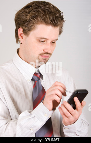 Junger Geschäftsmann arbeitet auf PDA Stockfoto