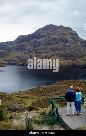 Touristen, die gerne am See Toreadora im Cajas Nationalpark in den Anden Paramo, Ecuador, Südamerika Stockfoto