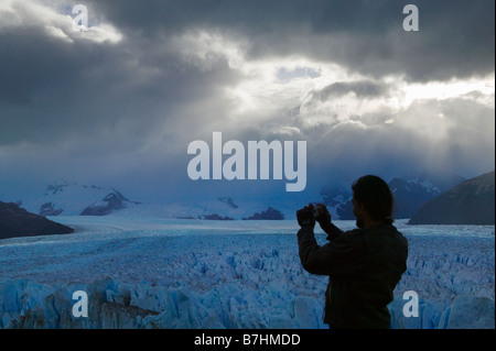 Touristen fotografieren Perito Moreno Gletscher Parque Nacional Los Glaciares Patagonien Argentinien Stockfoto