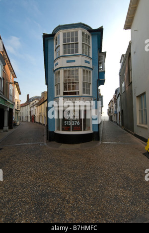 Ein Blick in Richtung High Street und Steg Street in Cromer, Norfolk, England, UK. Stockfoto