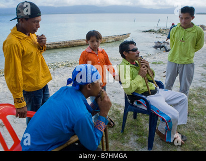 Eine Gruppe von Kuna Männer und jungen vorbereiten, einen traditionellen Tanz auf Isla Pelikano San Blas Inseln Kuna Yala Panama zu üben Stockfoto