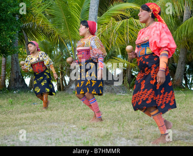 Lokalen Kuna-Indianer üben einen traditionellen Tanz auf Isla Pelikano San Blas Inseln, Panama Stockfoto