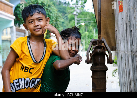 Zwei Kinder posieren für die Kamera, El Nido, Palawan, Philippinen Stockfoto