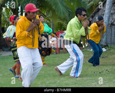 Lokalen Kuna-Indianer üben einen traditionellen Tanz auf Isla Pelikano, San Blas Inseln, Panama Stockfoto