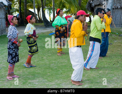 Lokalen Kuna-Indianer üben einen traditionellen Tanz auf Isla Pelikano San Blas Inseln, Panama Stockfoto