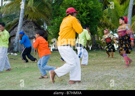 Lokalen Kuna-Indianer üben einen traditionellen Tanz auf Isla Pelikano, San Blas Inseln, Panama Stockfoto